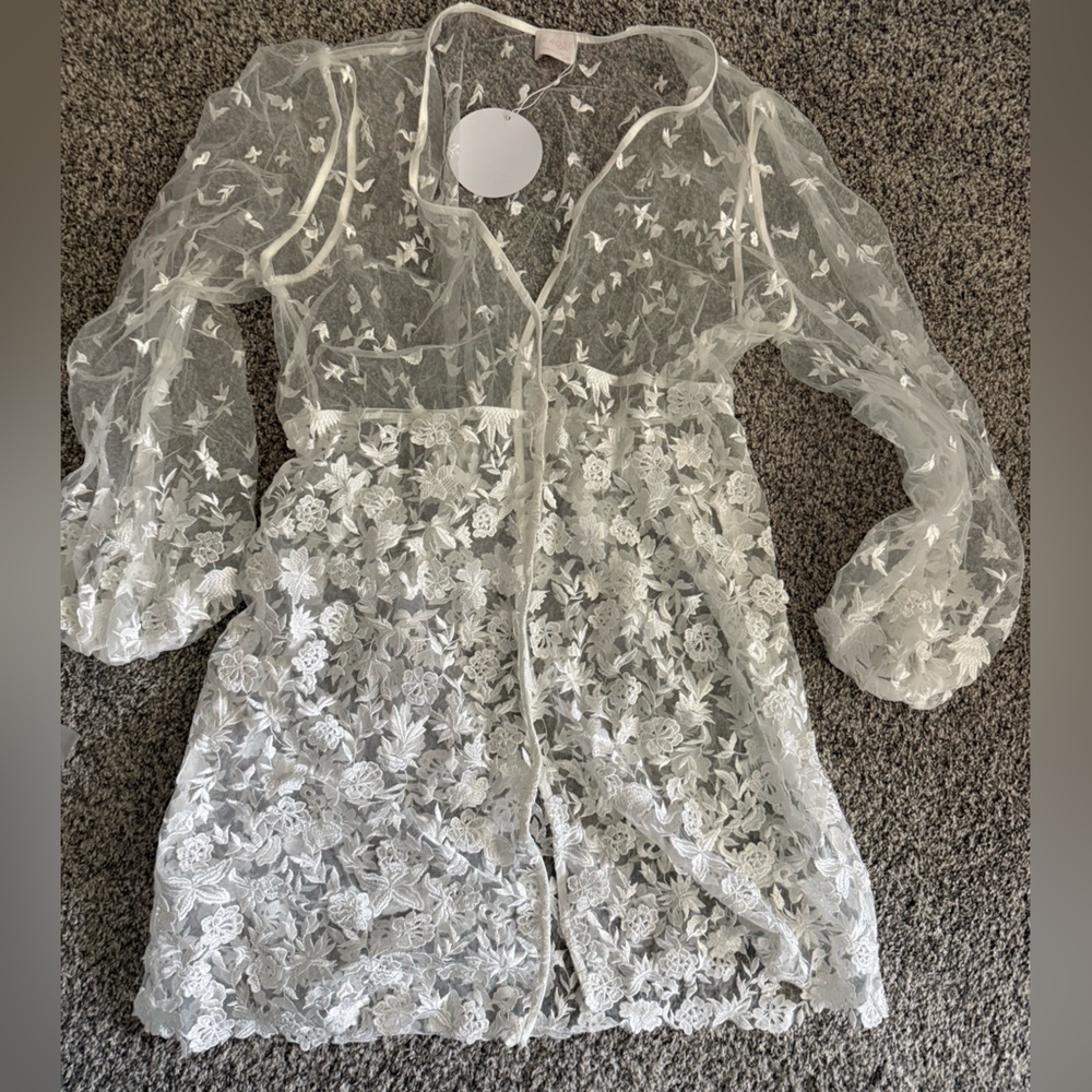 Le Rose Lace Robe - Picture 2 of 6